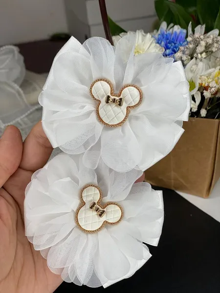 Məktəbli ağ bantik əl işidir