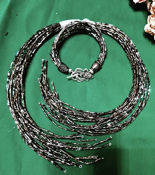Boyunbağı,qolbaq,broşürlər. 1