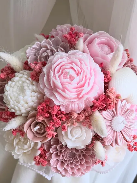 Rose bouquet candle