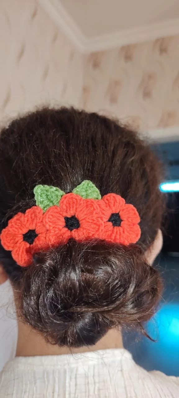 Əl ilə toxunmuş saç aksesuarı