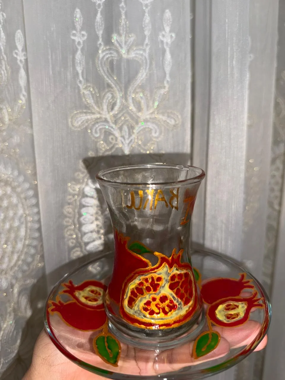 Akril boyayla işlənib 