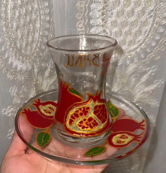 Akril boyayla işlənib  3
