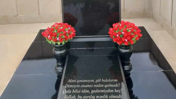 Mezaryani daş guller 