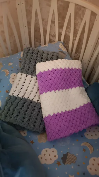 Hand-knitted blanket and heart 5