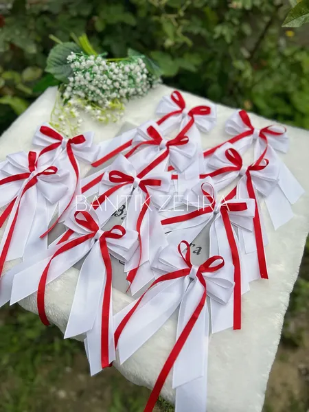Ag ve qirmizinin gozelliyi