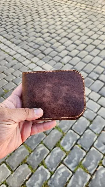 Əl ilə tikilmiş cüzdan.