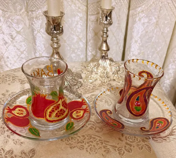 Akril boyayla işlənib  4