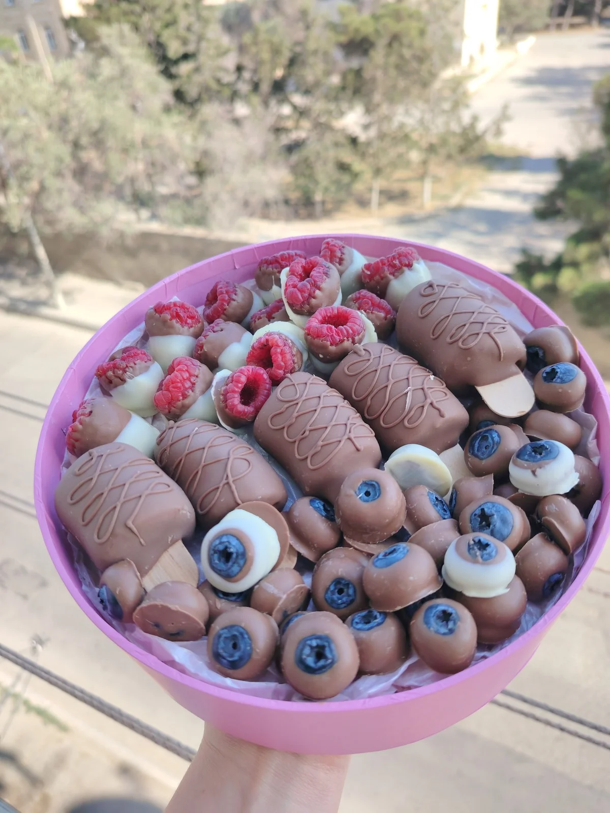 Meyvə şokoladta