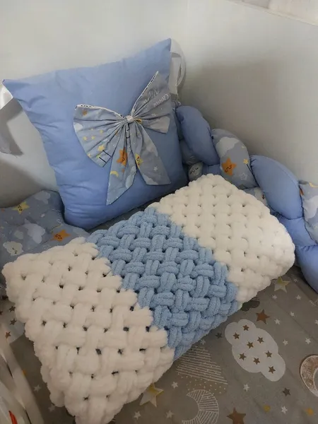 Hand-knitted blanket and heart 4