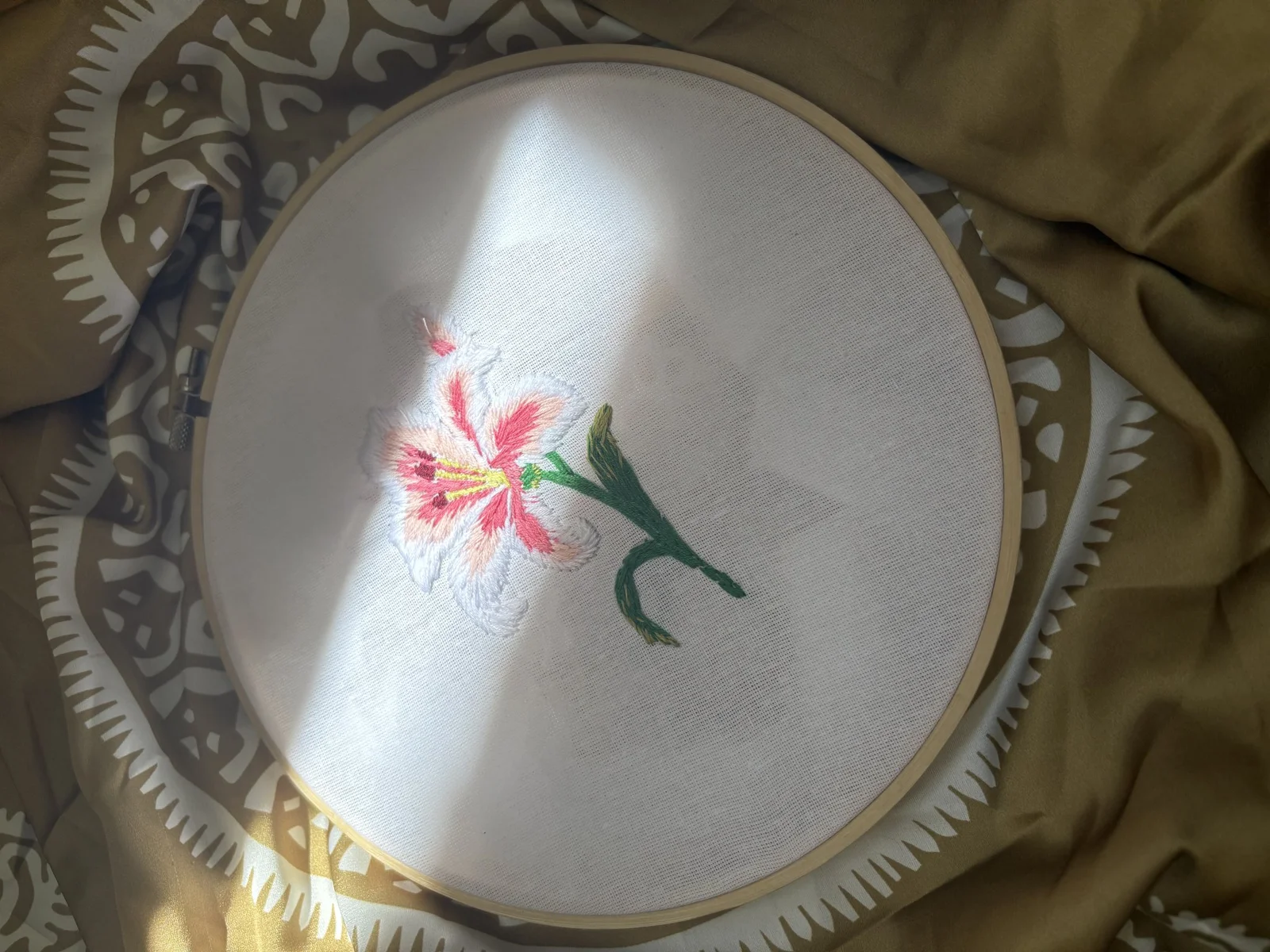 Əl işi lilium çiçəyi