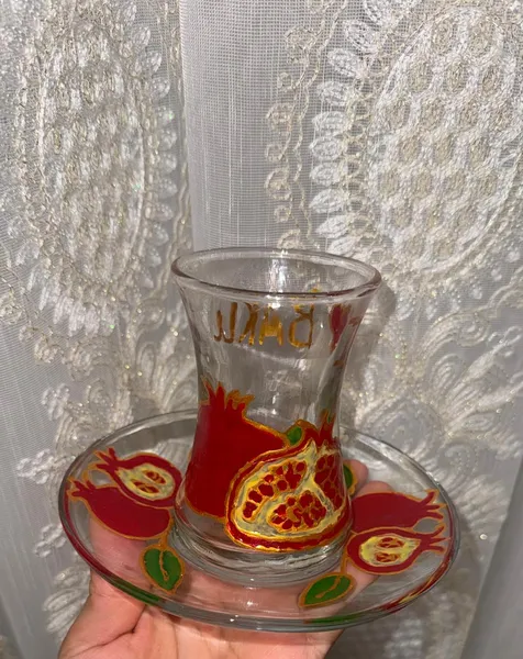 Akril boyayla işlənib  2