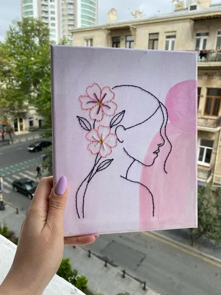 Minimalist qadın tablosu