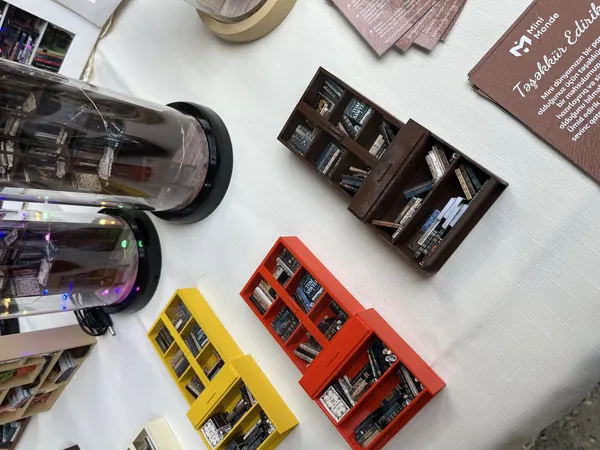 Miniatür kitab rəfi 3