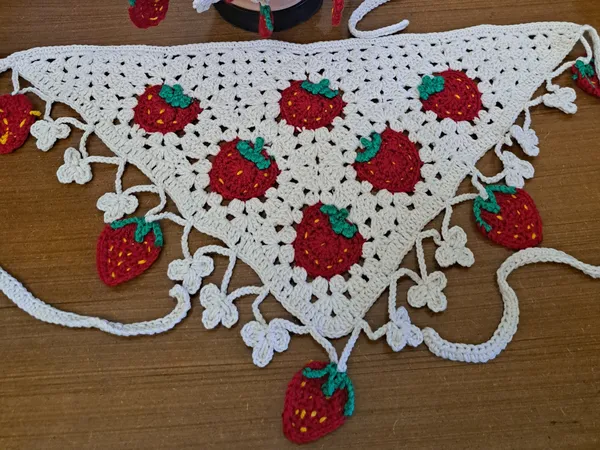 Çiyələk motifli bandana